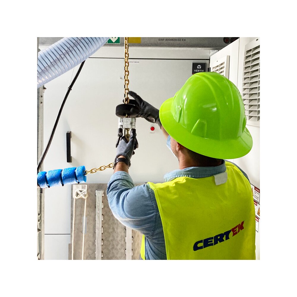 CERTEX Lifting employee attaches a CTX Tandem Tool to a chain for efficient hoisting | © CERTEX Danmark A/S